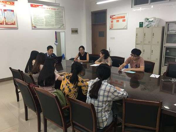 1505988910455390.jpg 支部会议1.JPG